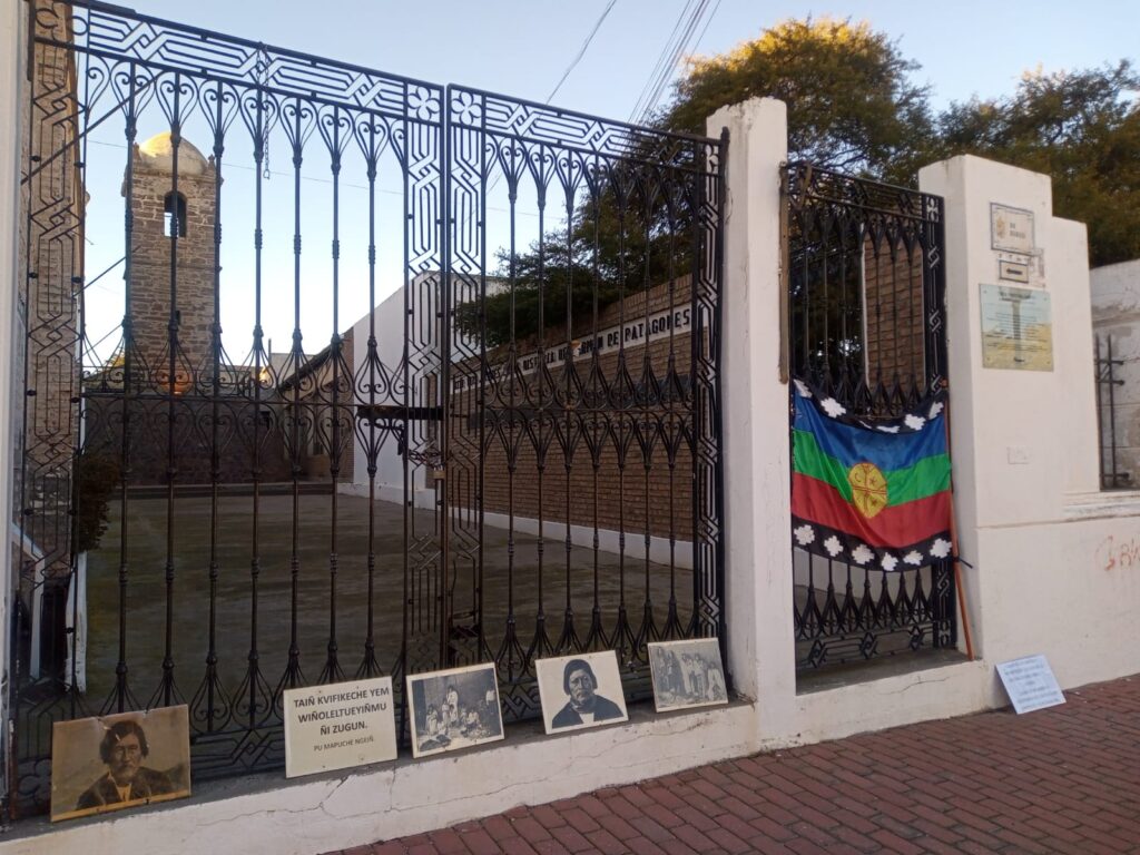 Comunidades Mapuche-Tehuelche de Carmen de Patagones volvieron a colocar carteles que visibilizan el genocidio en el Fuerte del Carmen
