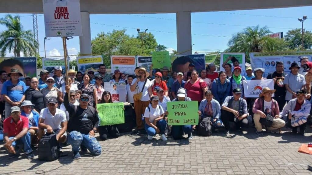 Quinta suspensión judicial retrasa justicia en el caso de Juan López; organizaciones del Abya Yala Soberana y medios independientes exigieron verdad en plantón continental
